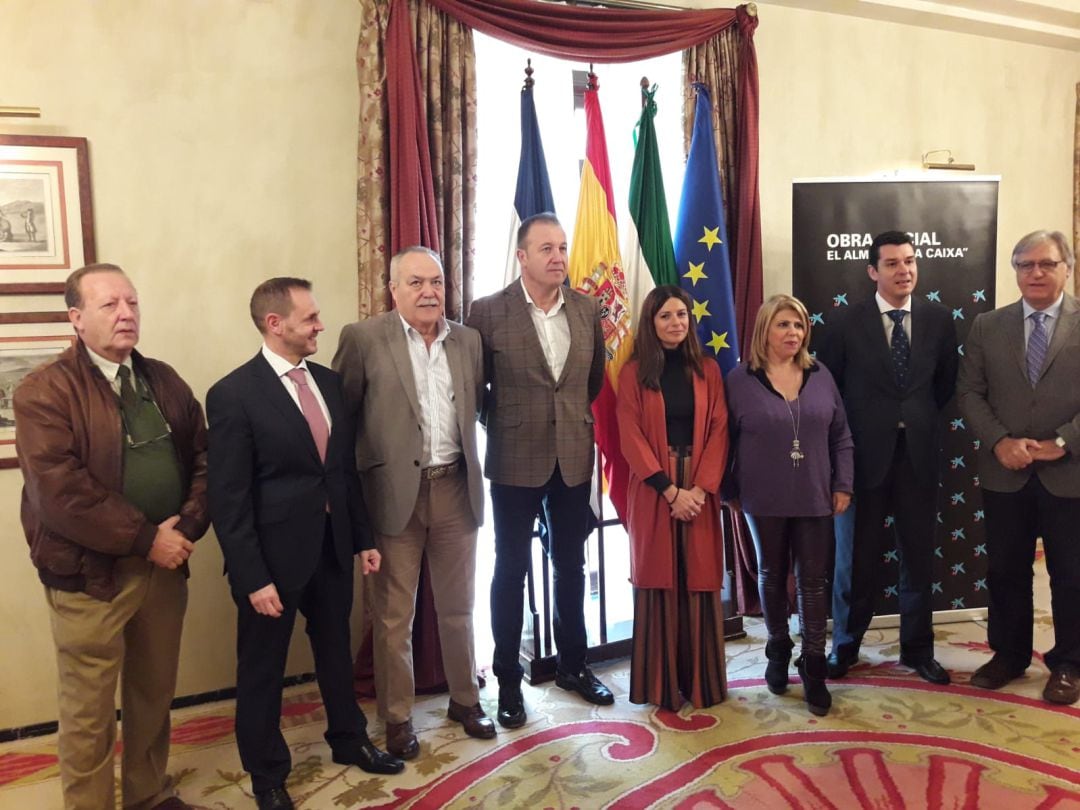 Acto de donación de La Caixa a los Reyes Magos en el salón noble del Ayuntamiento