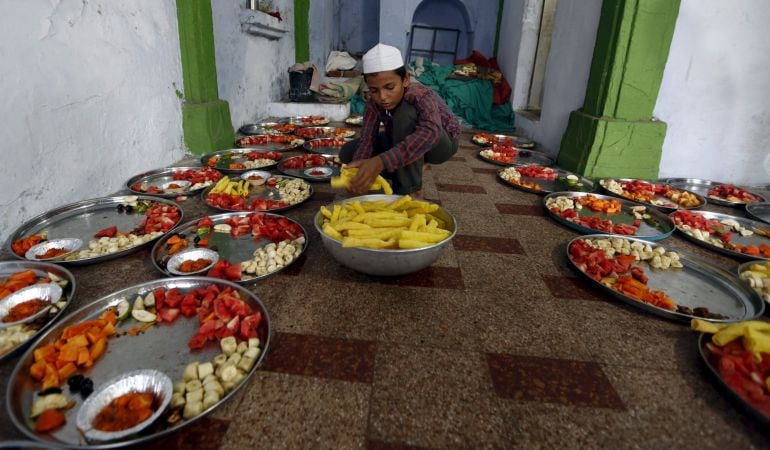 Un niño prepara la comida dentro de una mezquita durante el Ramadan. 