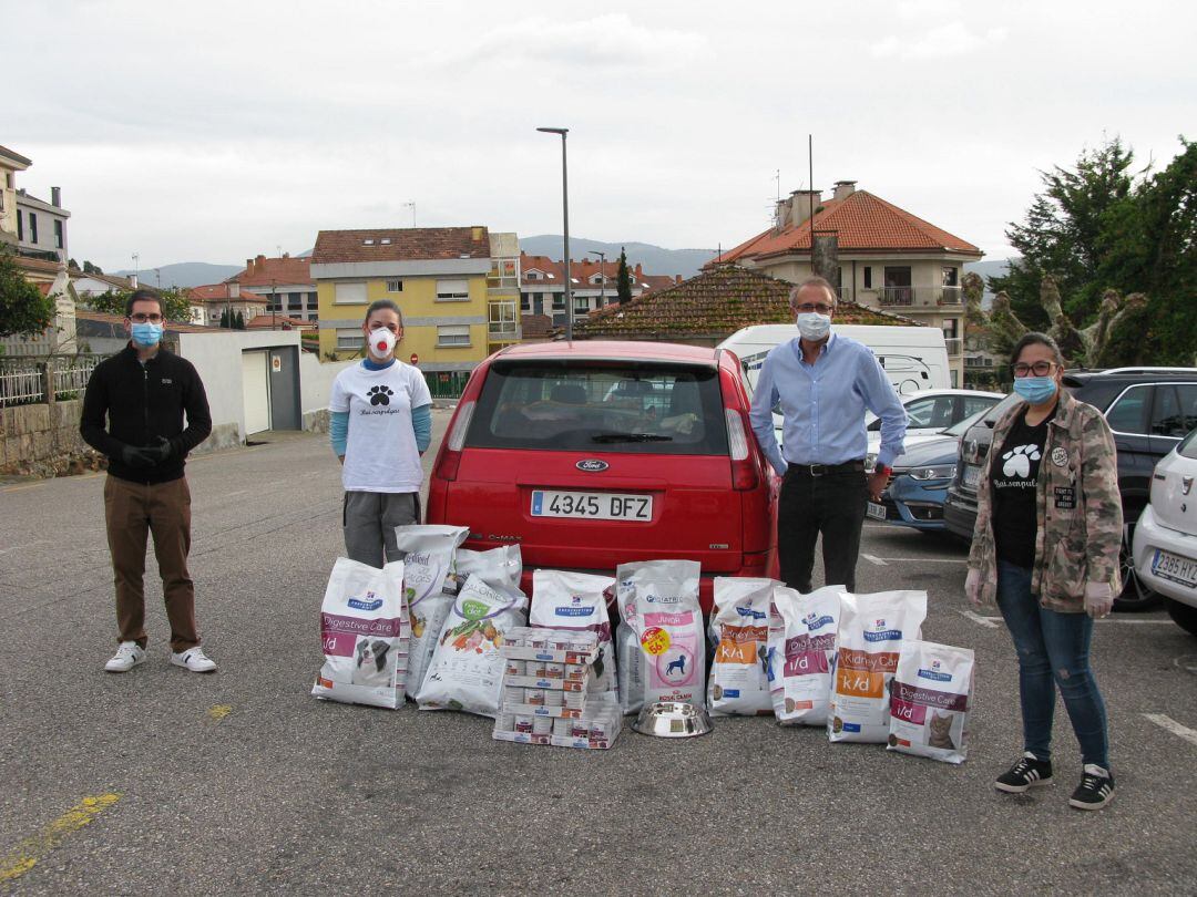 El alcalde de Nigrán con la comida para el refugio