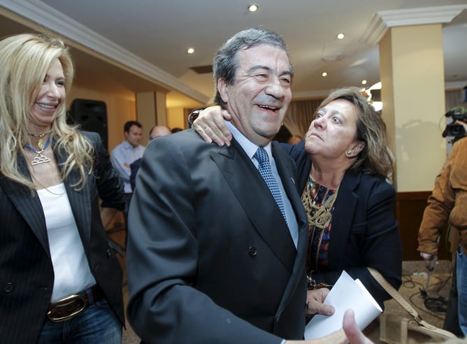 El candidato de Foro Asturias a la Presidencia del Principado Francisco Álvarez Cascos junto a su mujer María Porto (i) celebra la victoria de su partido en las elecciones del año 2011.