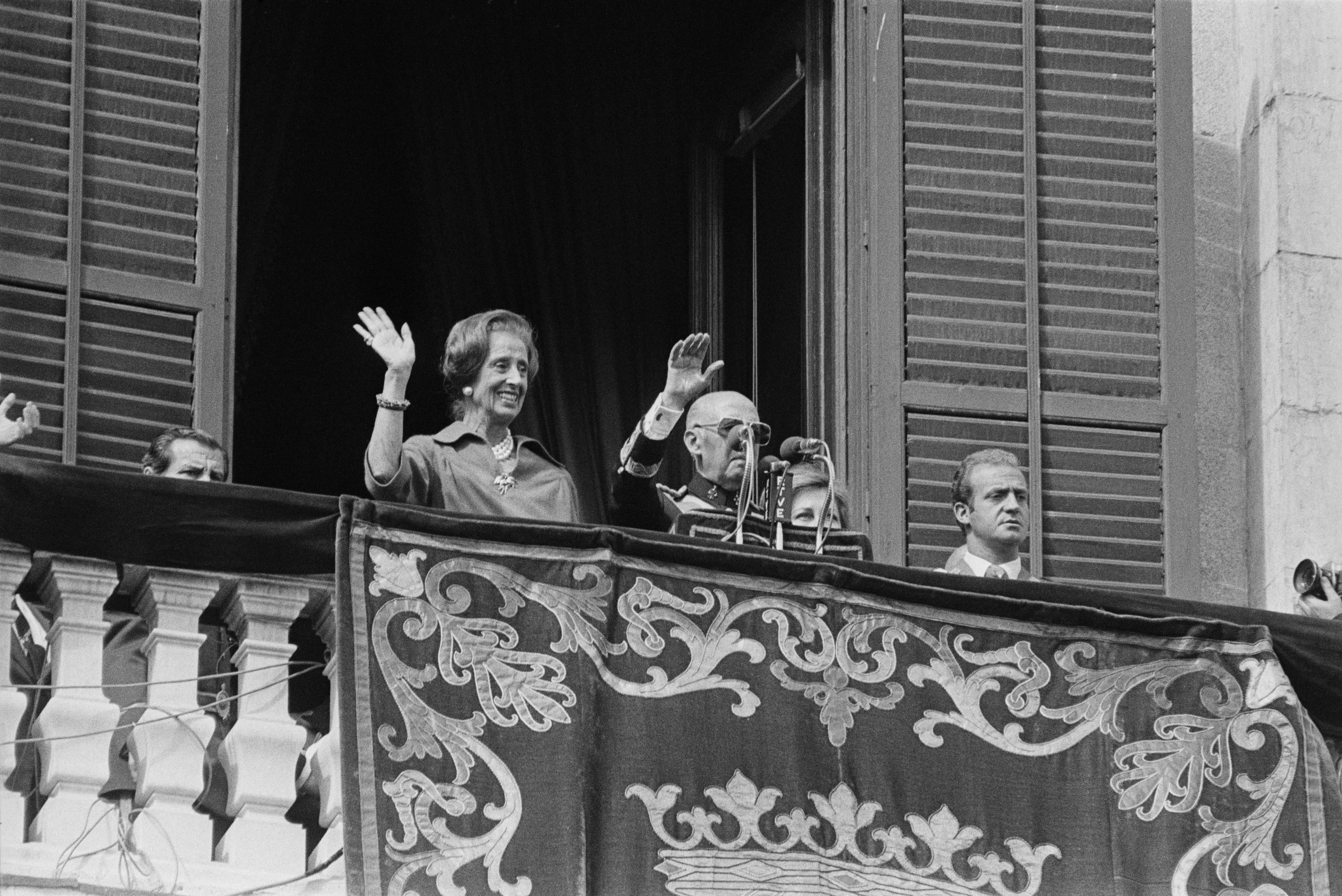 Francisco Franco, junto a su mujer, Carmen Polo, el príncipe Juan Carlos y la princesa Sofía, durante su último discurso público, el 1 de octubre de 1975 en la Plaza de Oriente