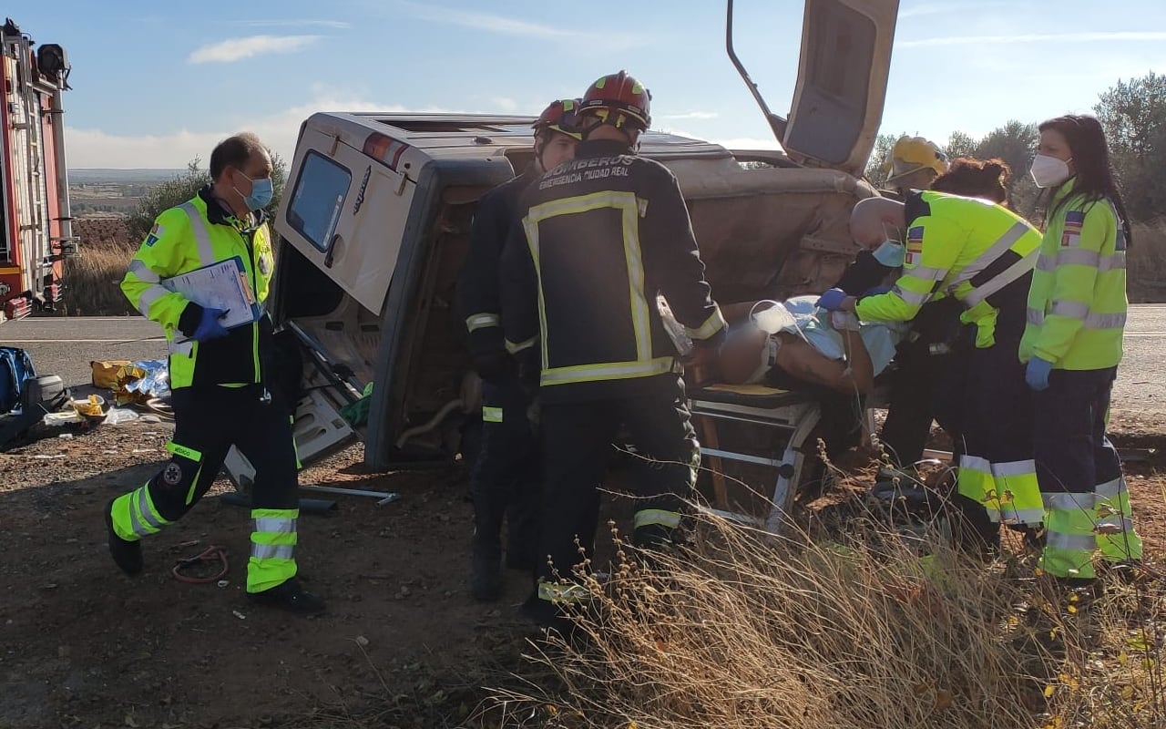 Imagen del accidente de tráfico producido en el kilómetro 28 de la carretera que une La Solana con Valdepeñas (Ciudad Real)