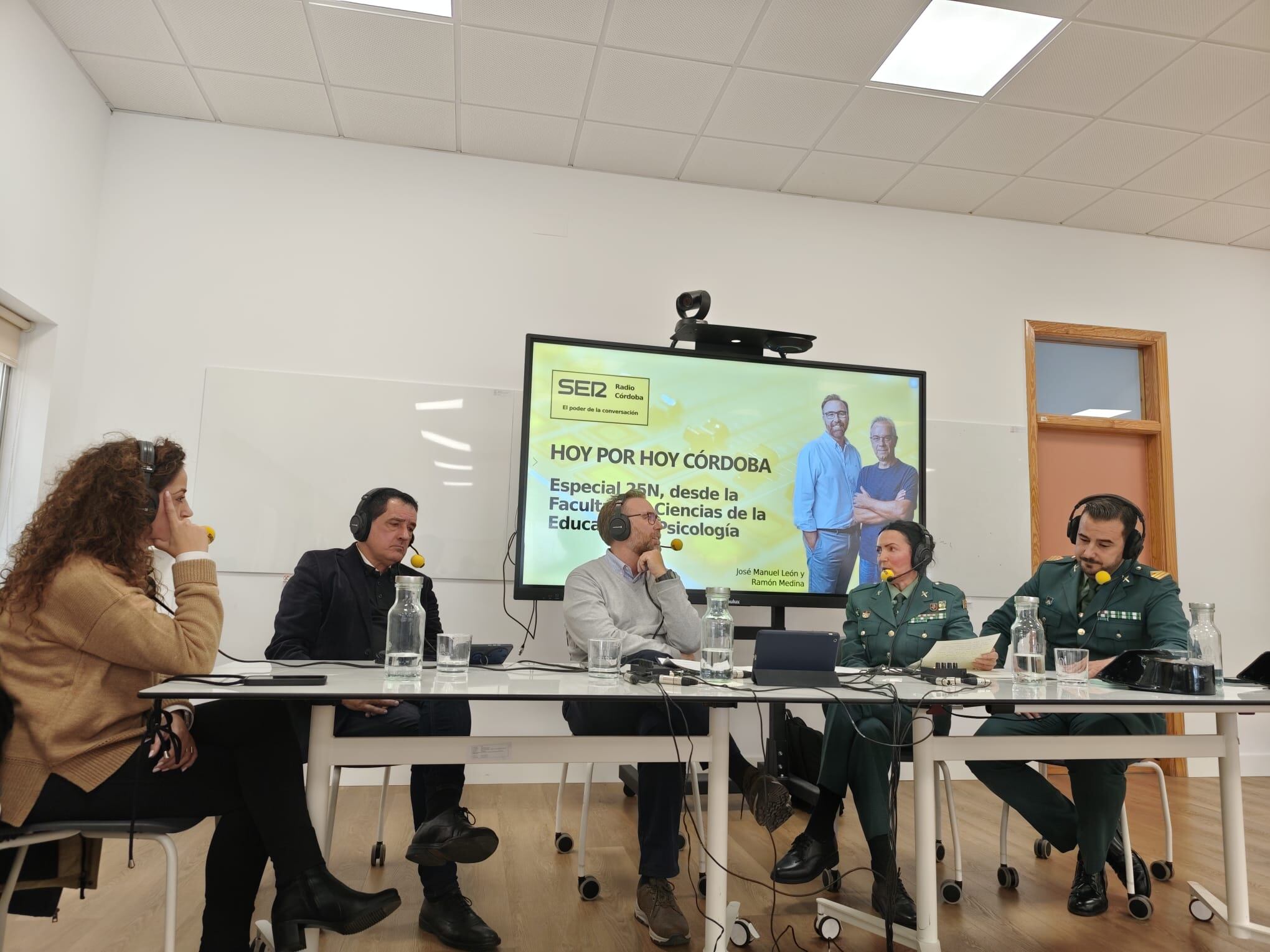 Representantes de la Guardia Civil, Policía Local e IAM. Especial Hoy por Hoy Córdoba desde la Facultad de Ciencias de la Educación y Psicología con motivo del 25N