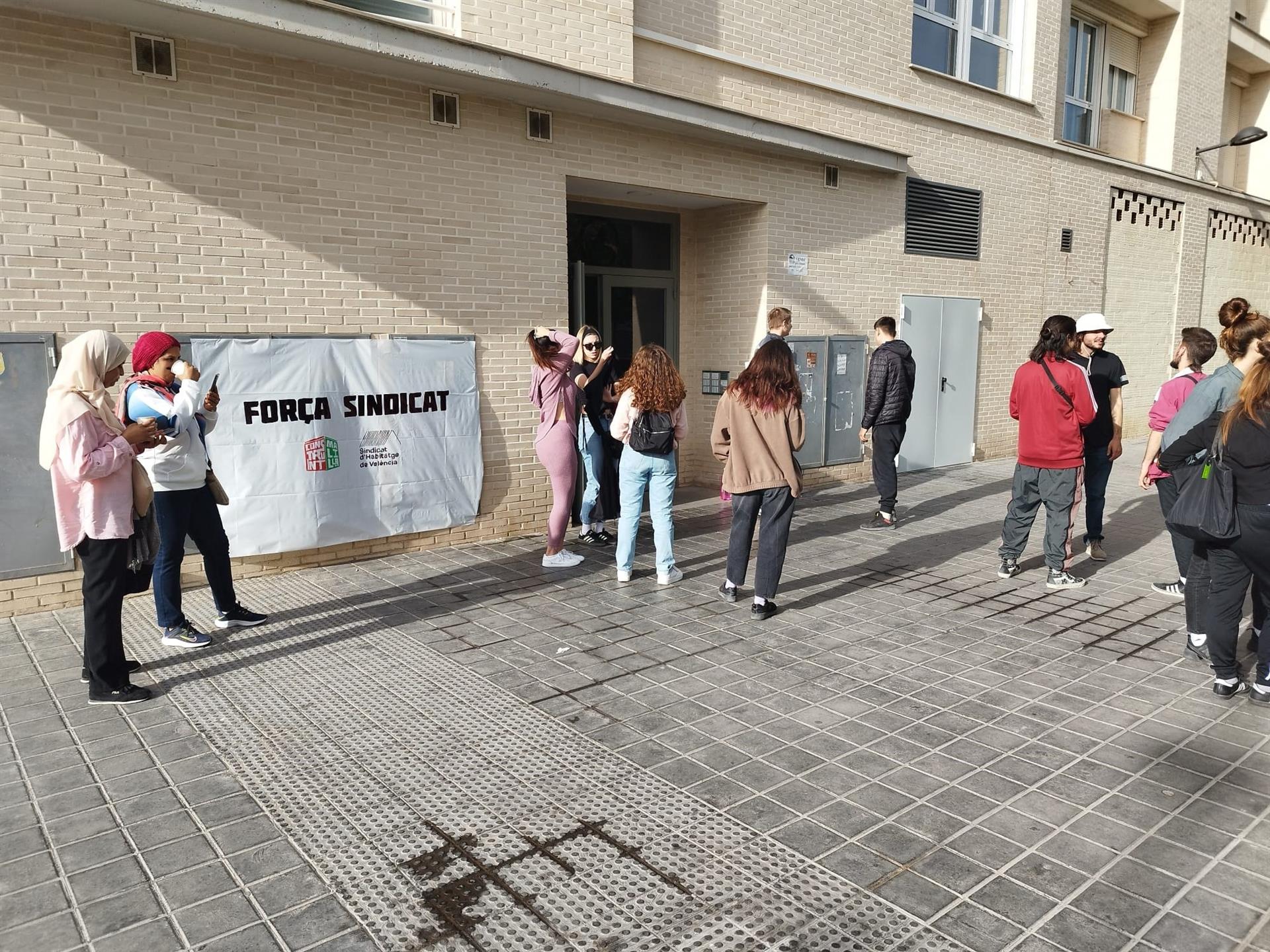 Concentración vecinal contra un desahucio en La Torre