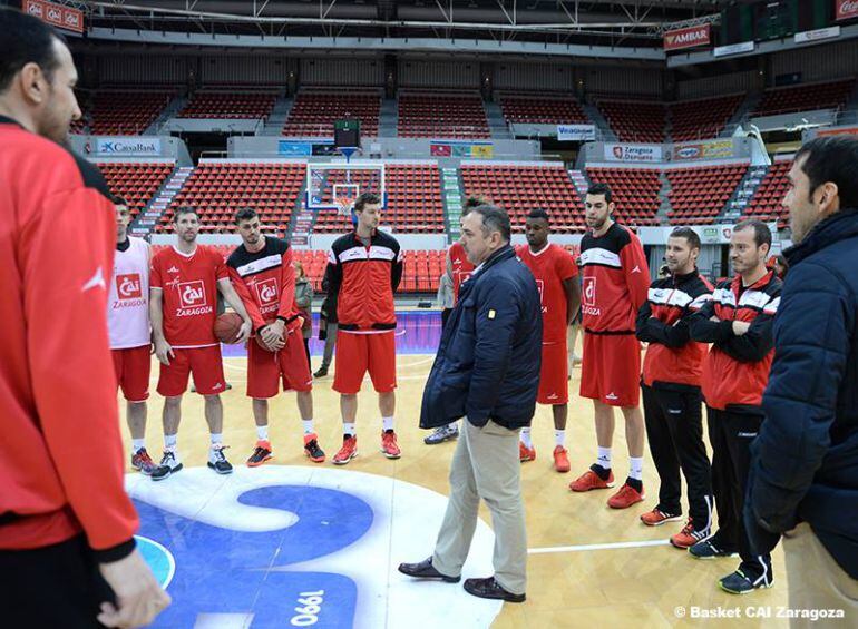 Andreu Casadevall ha conocido esta mañana en el Príncipe Felipe a sus nuevos jugadores