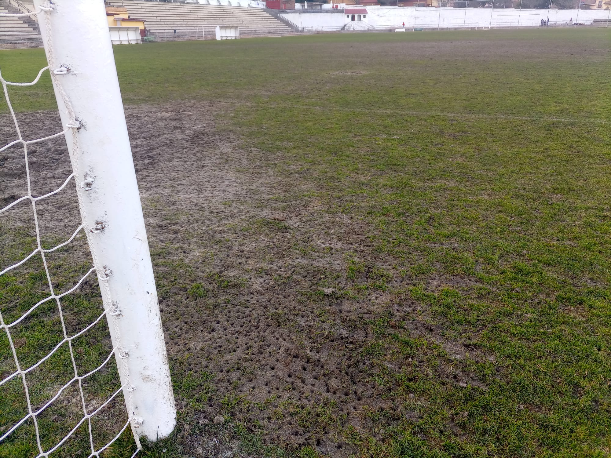 Estado del campo de fútbol de Cuéllar esta semana tras las lluvias