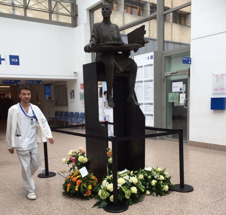 Homenaje improvisado a las víctimas en mitad del hospital Erasme, en Bruselas