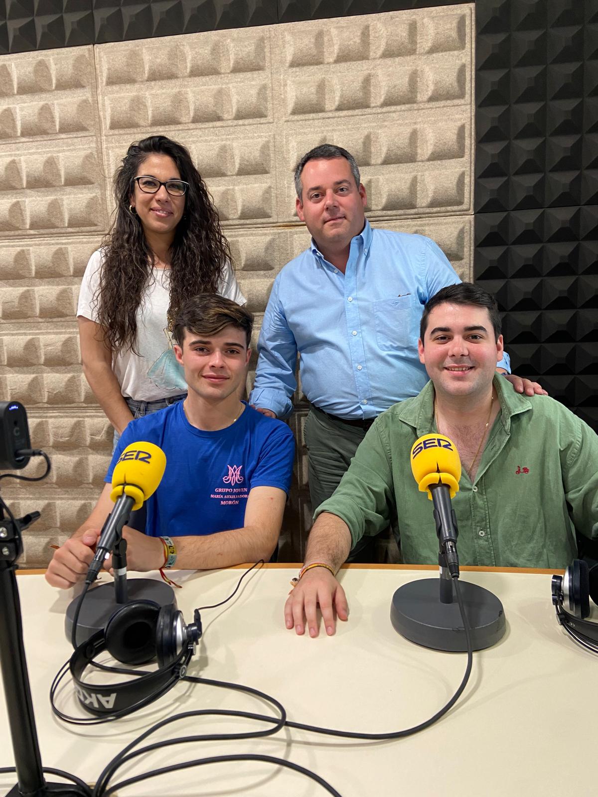 José María Pérez (miembro de la Junta de la Asociación de María Auxiliadora), Antonio Jesús Garabito (presidente del Grupo Joven), Ezequiel Ríos (antiguo pregonero) y Coral López (Radio Morón)