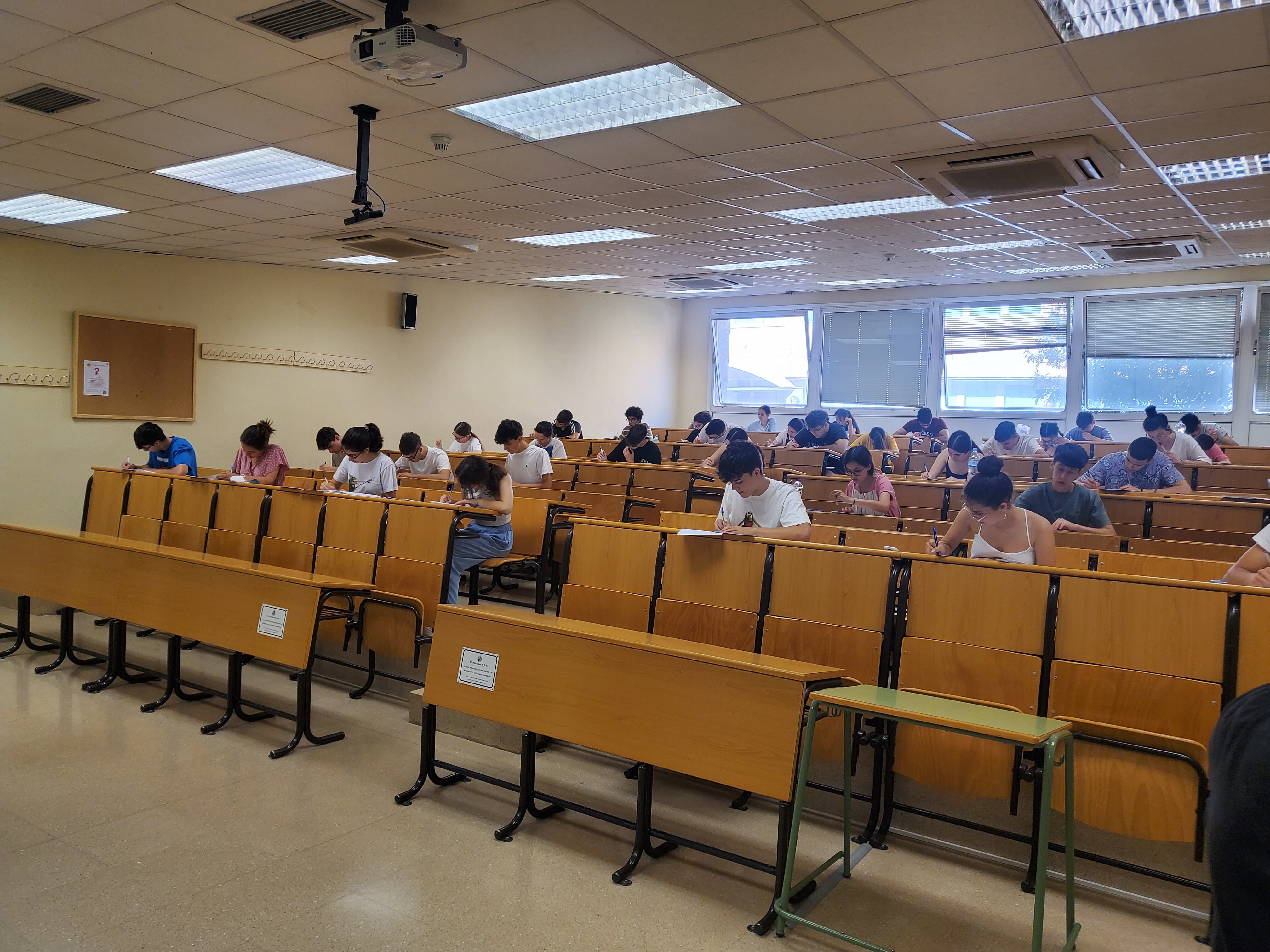 Alumnos examinándose de la PEvAU