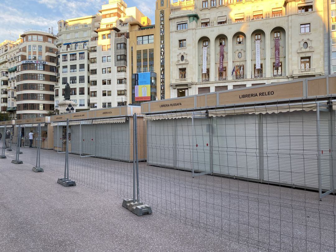 Los comerciantes critican que se permitan mercadillos en la plaza del Ayuntamiento y se les deniegue montar un puesto de globos.