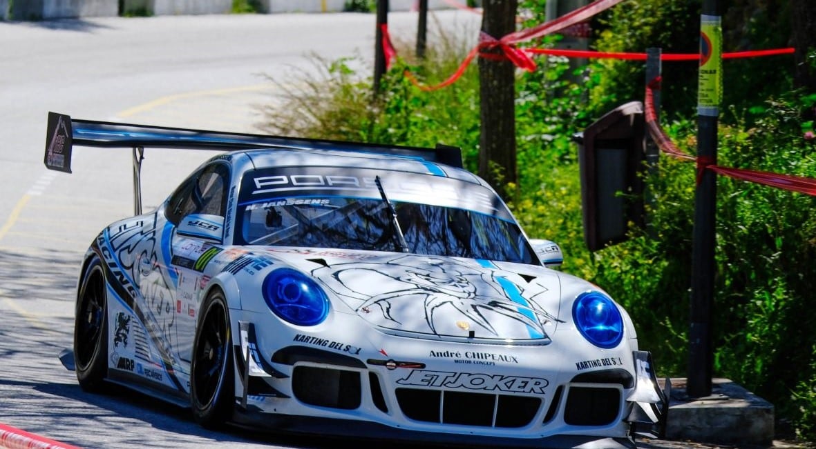 Janssens pilotando el Porsche con el que ganó la prueba