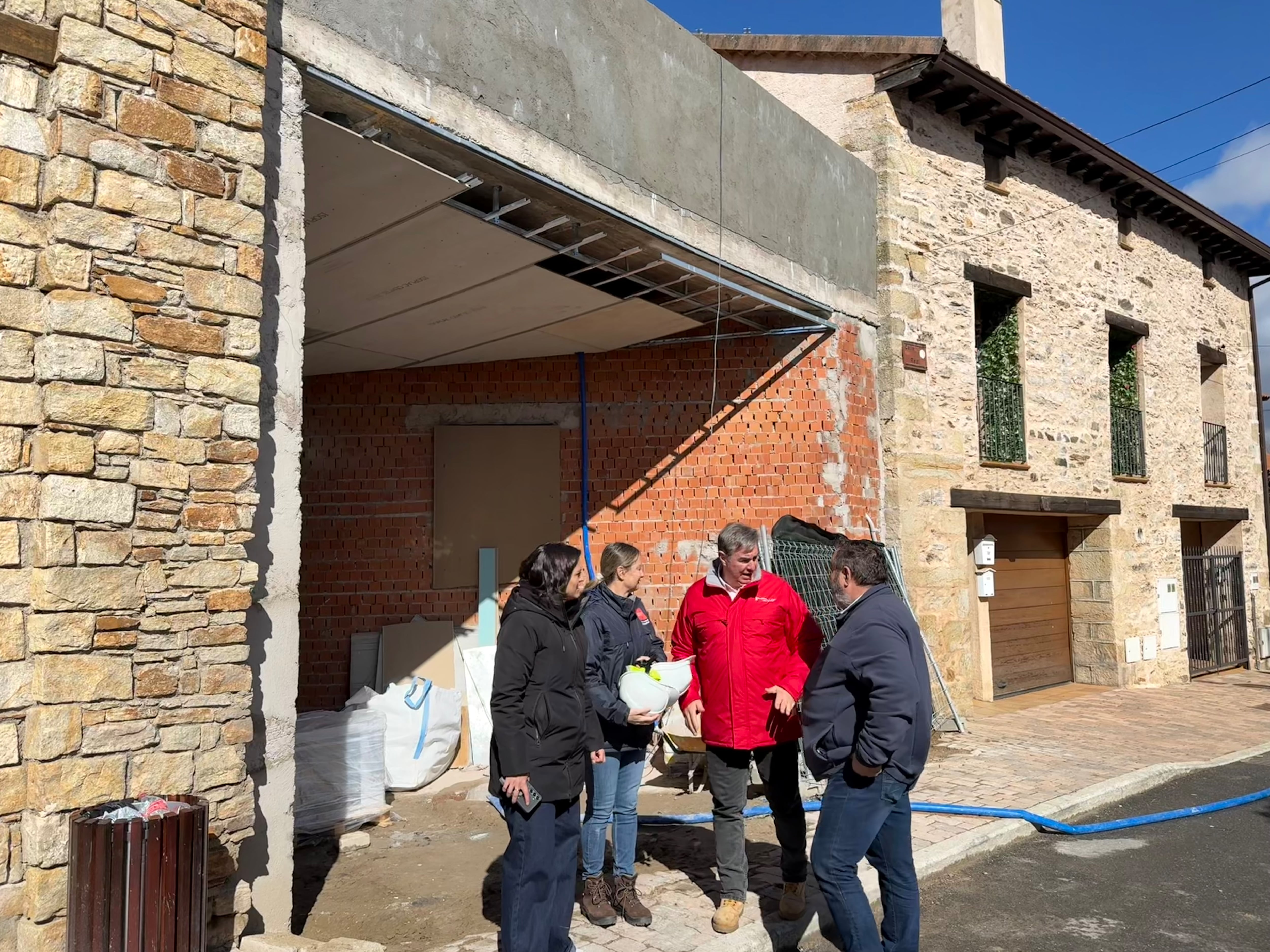 La Comunidad de Madrid acondiciona la avenida del Soto y el polideportivo de Montejo de la Sierra