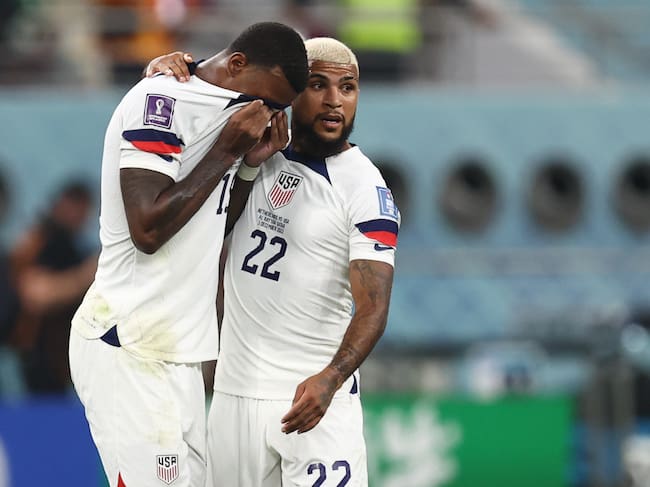 Yedlin consuela a Wright después de la eliminación de Estados Unidos del Mundial