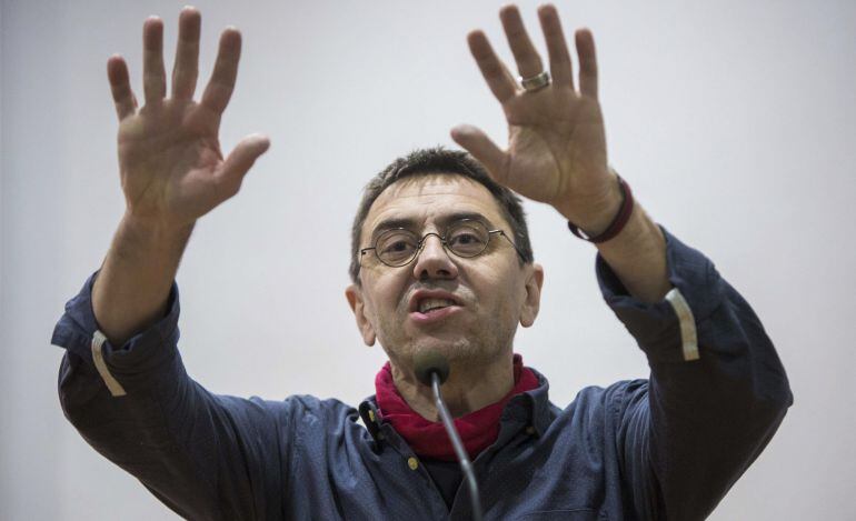 El fundador de Podemos Juan Carlos Monedero durante su participación hoy en Valencia en un acto de apoyo al secretario general de la formación, Pablo Iglesias