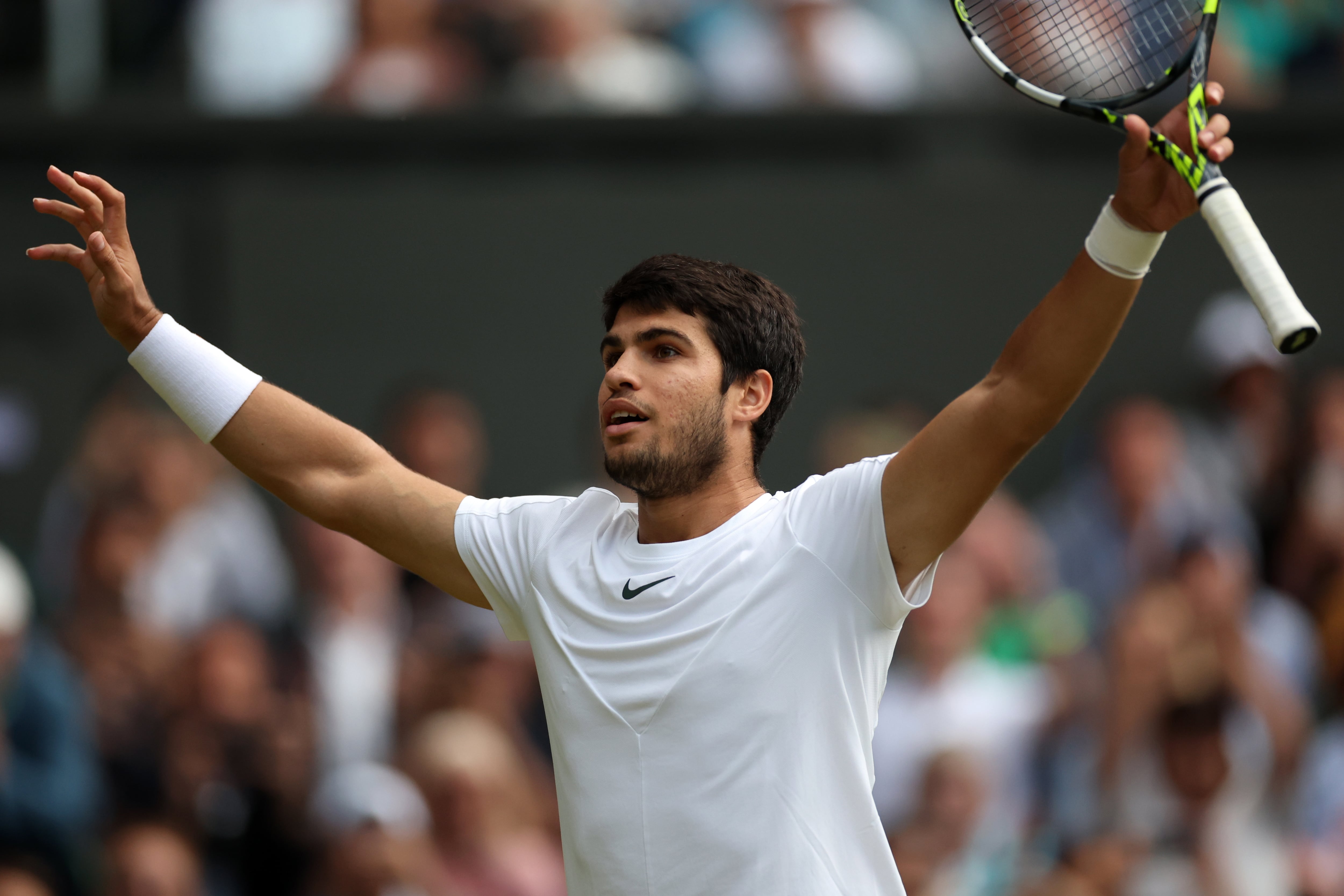 Carlos Alcaraz celebra su victoria ante Holger Rune en Wimbledon