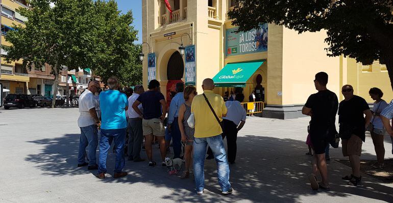 Largas colas este lunes para la venta de entradas sueltas para la Feria Taurina