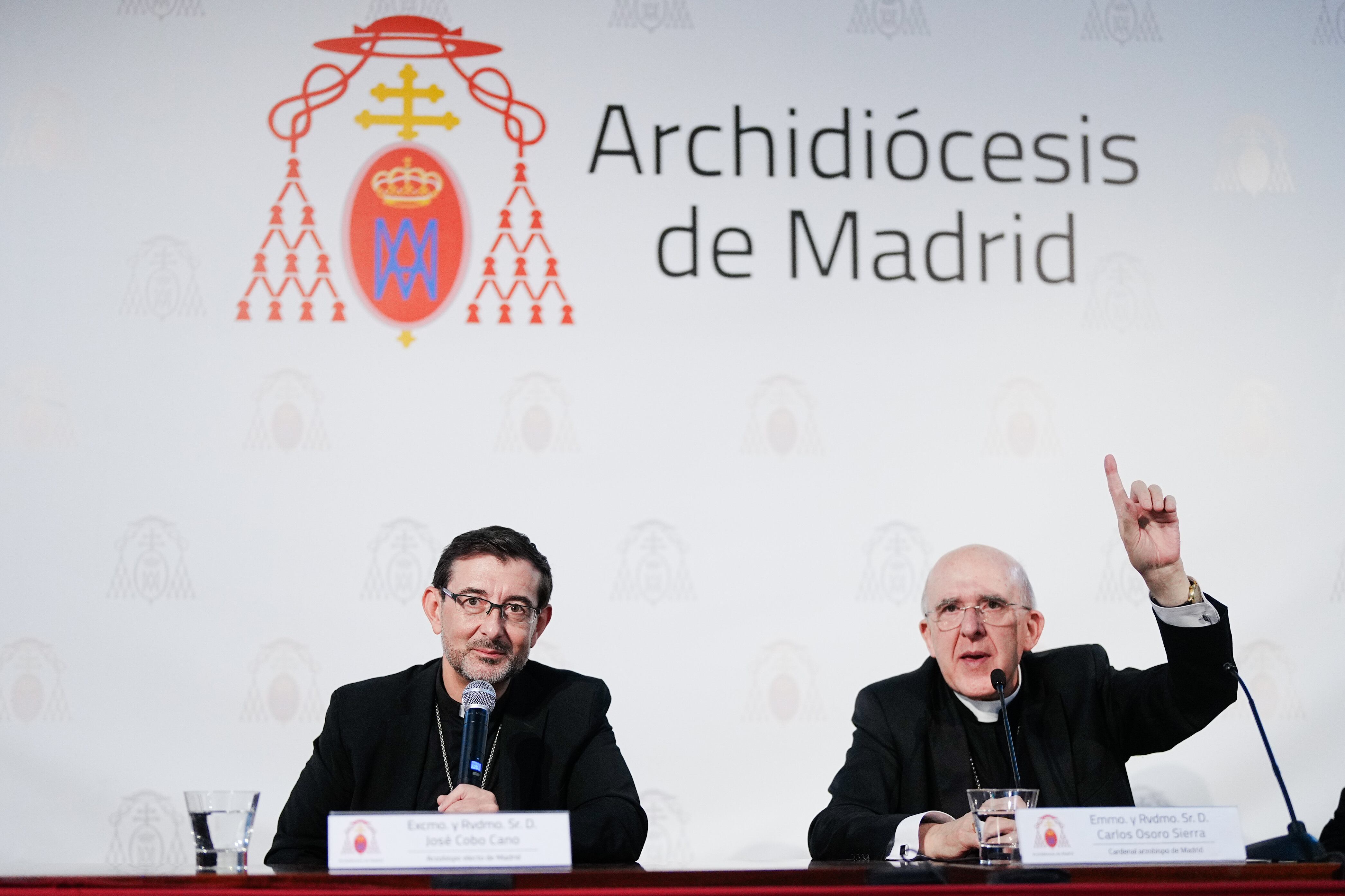 El obispo auxiliar de Madrid desde 2018 José Cobo Cano (i) ha sido nombrado este lunes arzobispo de Madrid, tomando el relevo al cardenal Carlos Osoro (d), en el cargo desde 2014; con el propósito de expandir y adecuar &quot;el mensaje del evangelio a la realidad que ahora hay&quot;.