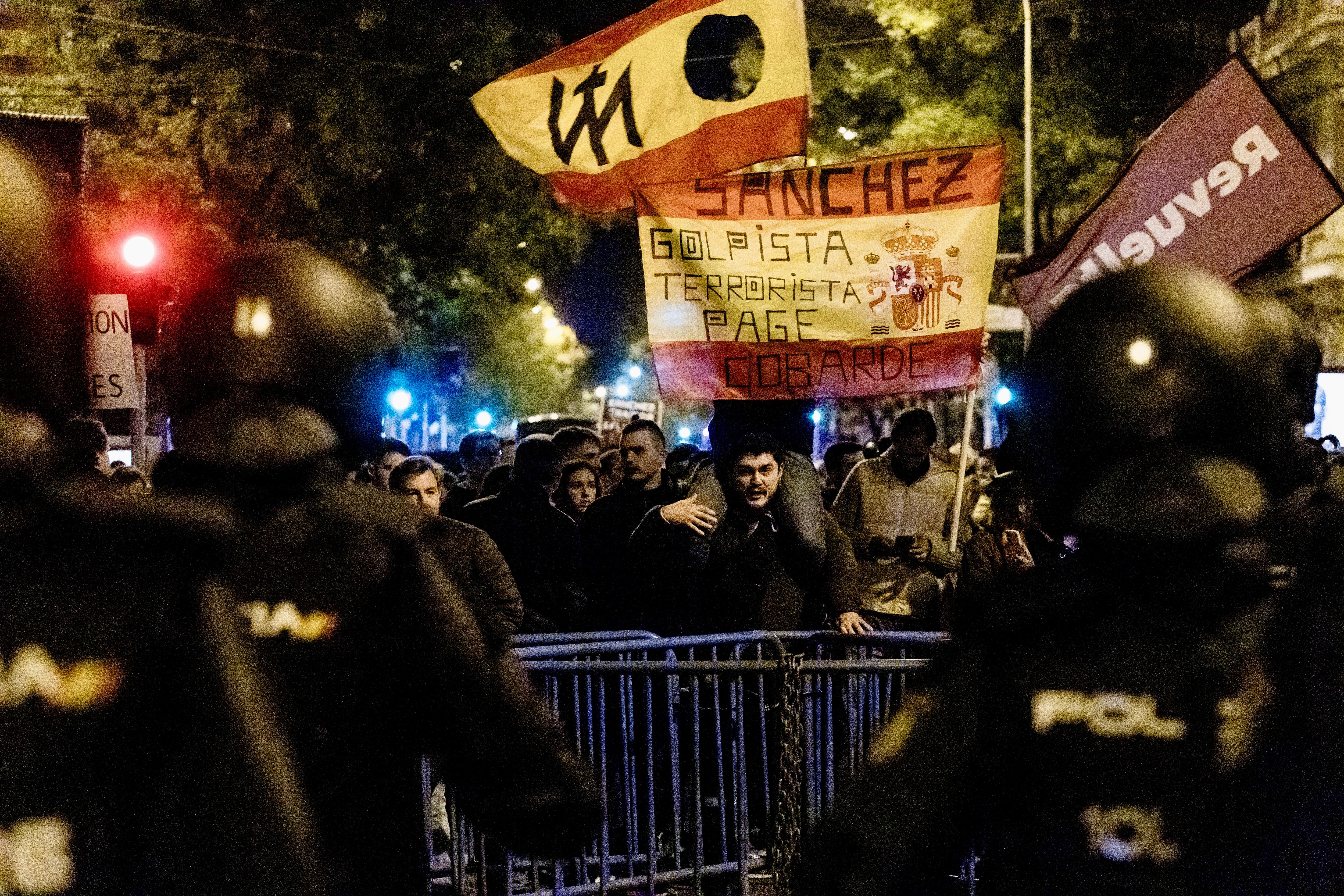 Imagen de las protestas de organizaciones de ultraderecha frente a la sede del PSOE en noviembre de 2023