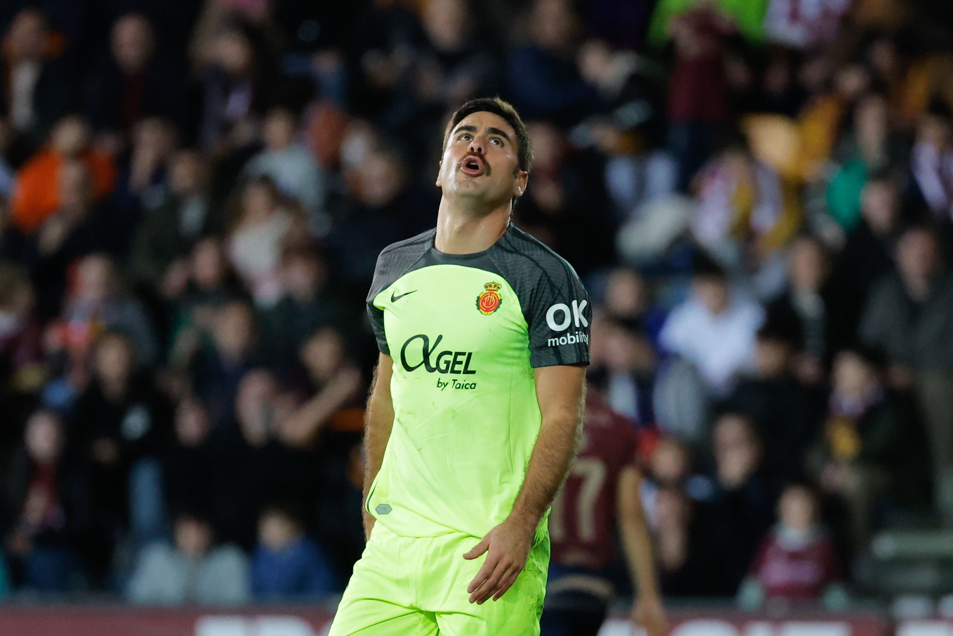 PONTEVEDRA, 03/01/2025.- El delantero del Mallorca Abdón Prats reacciona tras una jugada durante el partido de Copa del Rey disputado este viernes en el estadio de Pasarón, en Pontevedra. EFE/Lavandeira Jr
