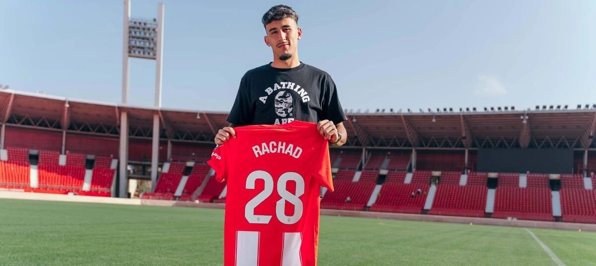 Rachad amplía su contrato con el Almería hasta 2028.