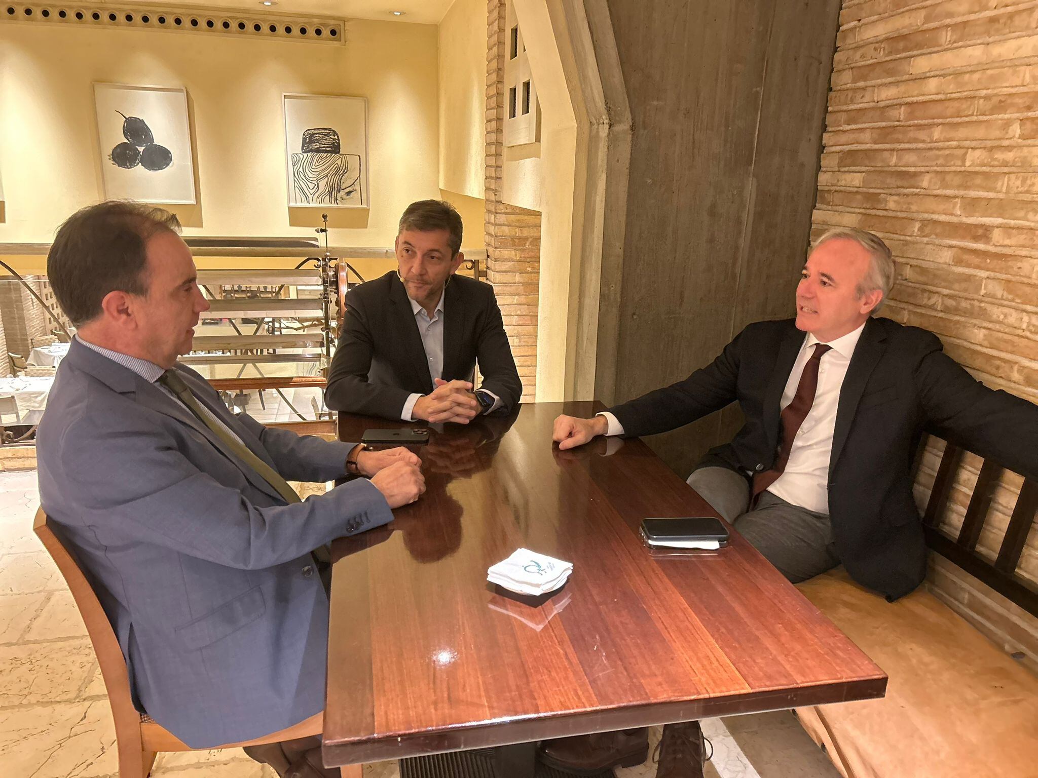 El presidente del Gobierno de Aragón, Jorge Azcón a la derecha, el jefe de la Sección de Economía de la SER, Javier Ruíz, en medio y el Director de Prisa Media, Chema Tejerina, a la izquierda.