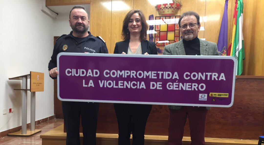 De izquierda a derecha, el Intendente Jefe de la Policía Local de Jaén, Rafael Domingo Sánchez; la concejala de Igualdad, Eva Funes, y el edil de Tráfico, Miguel Castro.