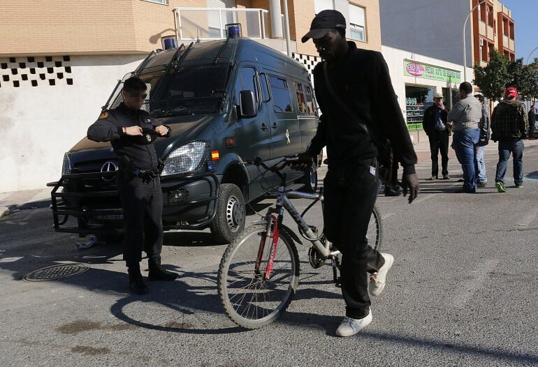 Un centenar de efectivos de la Guardia Civil permanecen en Roquetas de Mar, cerca de la calle en la que ayer fue encontrado muerto un varón de 42 años, de Guinea Bissau, apuñalado durante una discusión de tráfico, para velar por la seguridad tras los alte