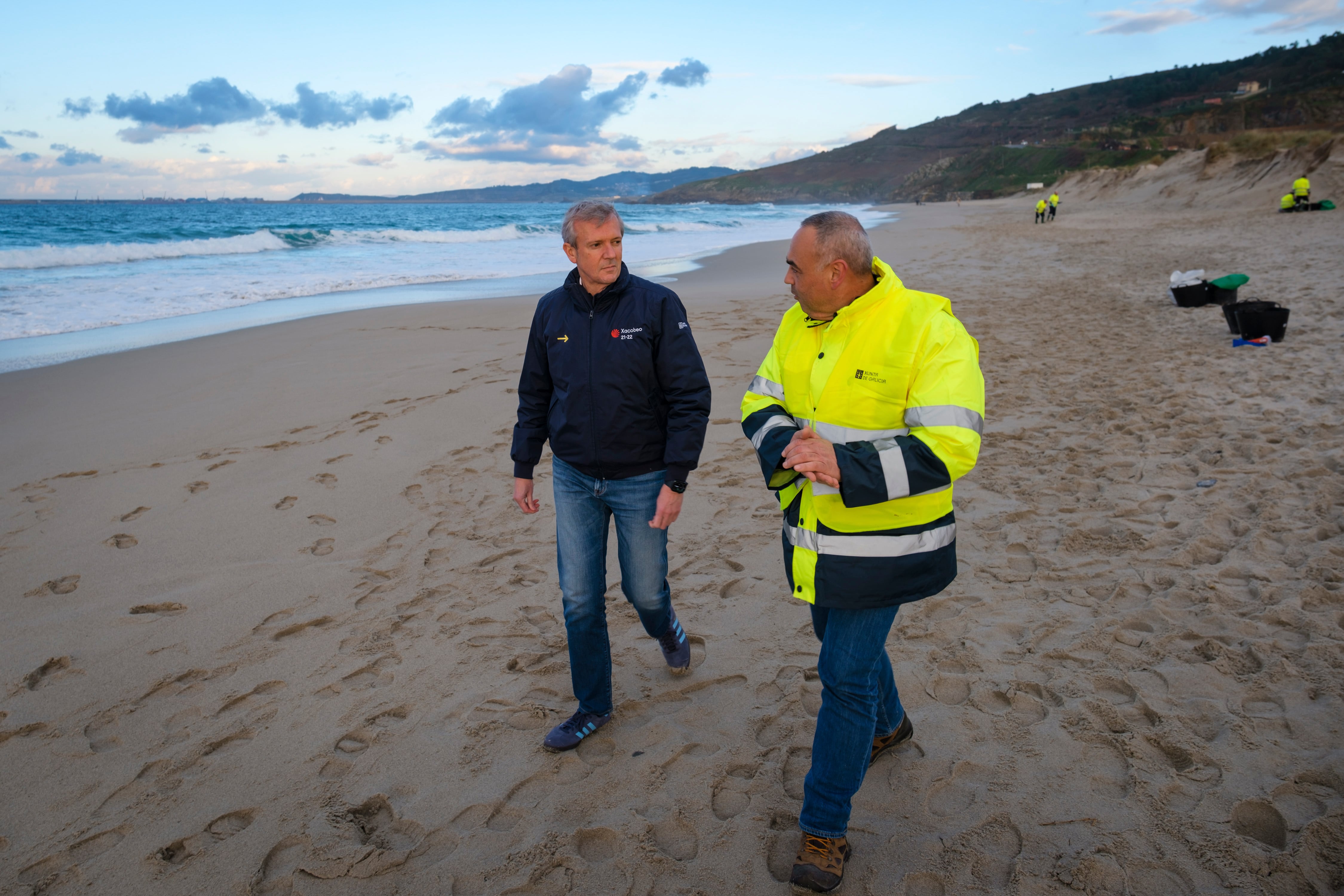 BARRAÑÁN (A CORUÑA), 11/01/2024.- El presidente de la Xunta, Alfonso Rueda (i), visita la playa de Barrañán, una de las afectada por el vertidos de microplásticos en Galicia. La crisis de los pellets que están llegando a las costas del noroeste de España, sobre todo al litoral gallego, elevó la presión para perseguir la contaminación por microplásticos con un cambio normativo que tenga en cuenta el tráfico marítimo, como demandaron hoy varios europarlamentarios. EFE/ David Cabezon/Xunta de Galizia/SÓLO USO EDITORIAL/SÓLO DISPONIBLE PARA ILUSTRAR LA NOTICIA QUE ACOMPAÑA (CRÉDITO OBLIGATORIO)
