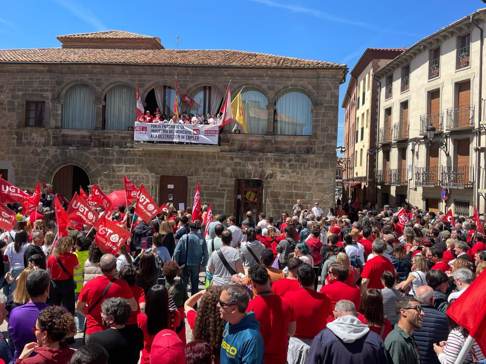 Por el futuro de la industria del Moncayo: los vecinos salen a la calle para frenar la destrucción de empleo en la planta de Gamesa en Ágreda (Soria)