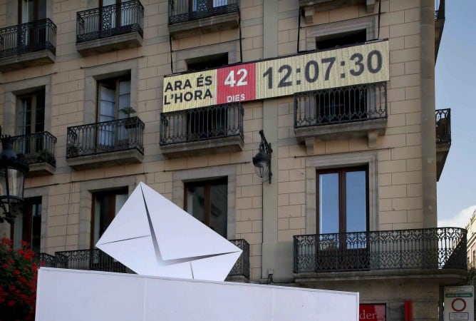 Vista del reloj colocado en la plaza de Sant Jaume de Barcelona que marca los días que faltan para el 9N