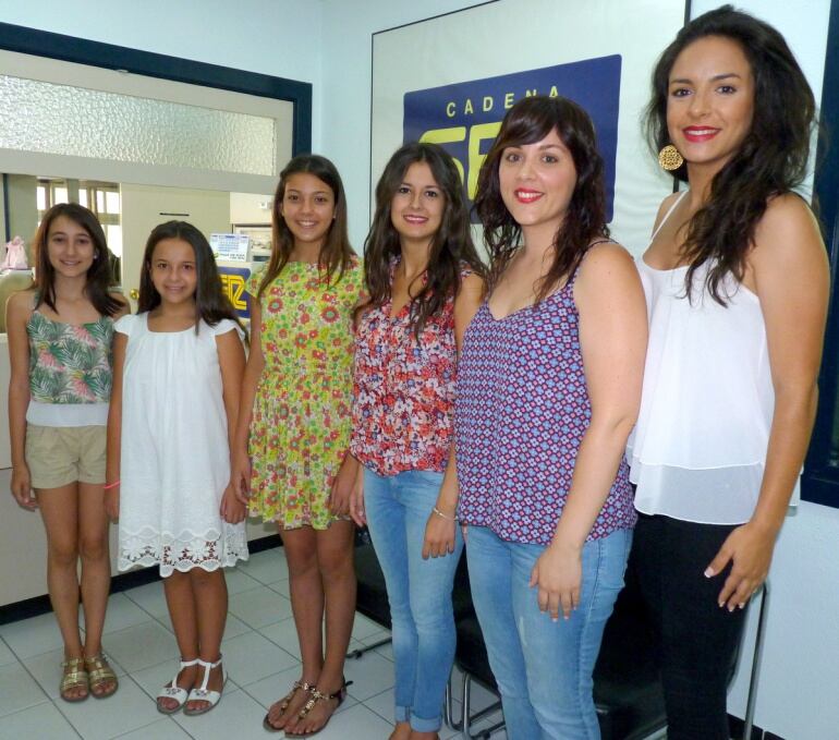 Esther Carbonell, Fallera Mayor y Andrea Rico, Fallera Mayor Infantil de Elda, junto a sus Damas, durante su visita a las instalaciones de Radio Elda SER.