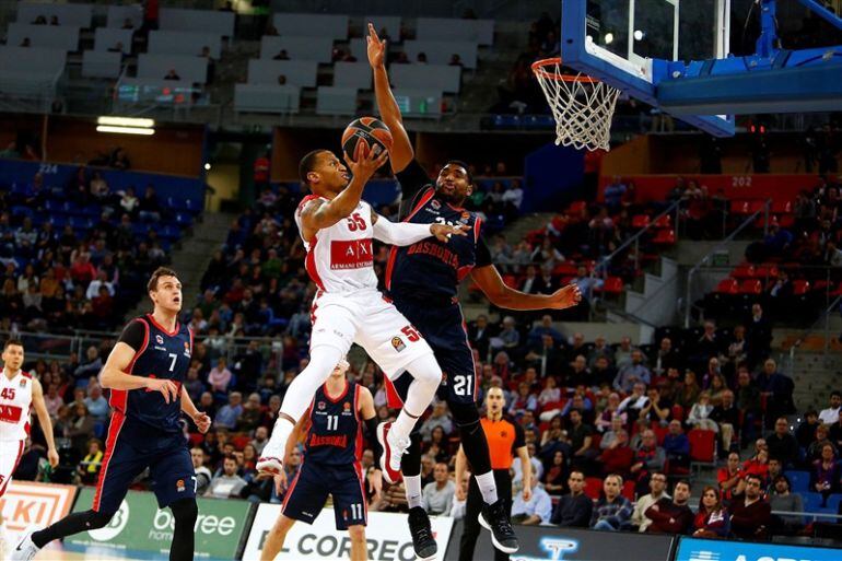 Kevin Jones en el partido contra Armani Milán.