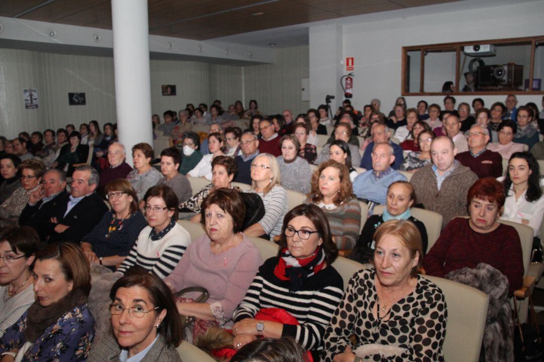 Aforo completo en un acto celebrado en la sala cultural Alfonsa de la Torre