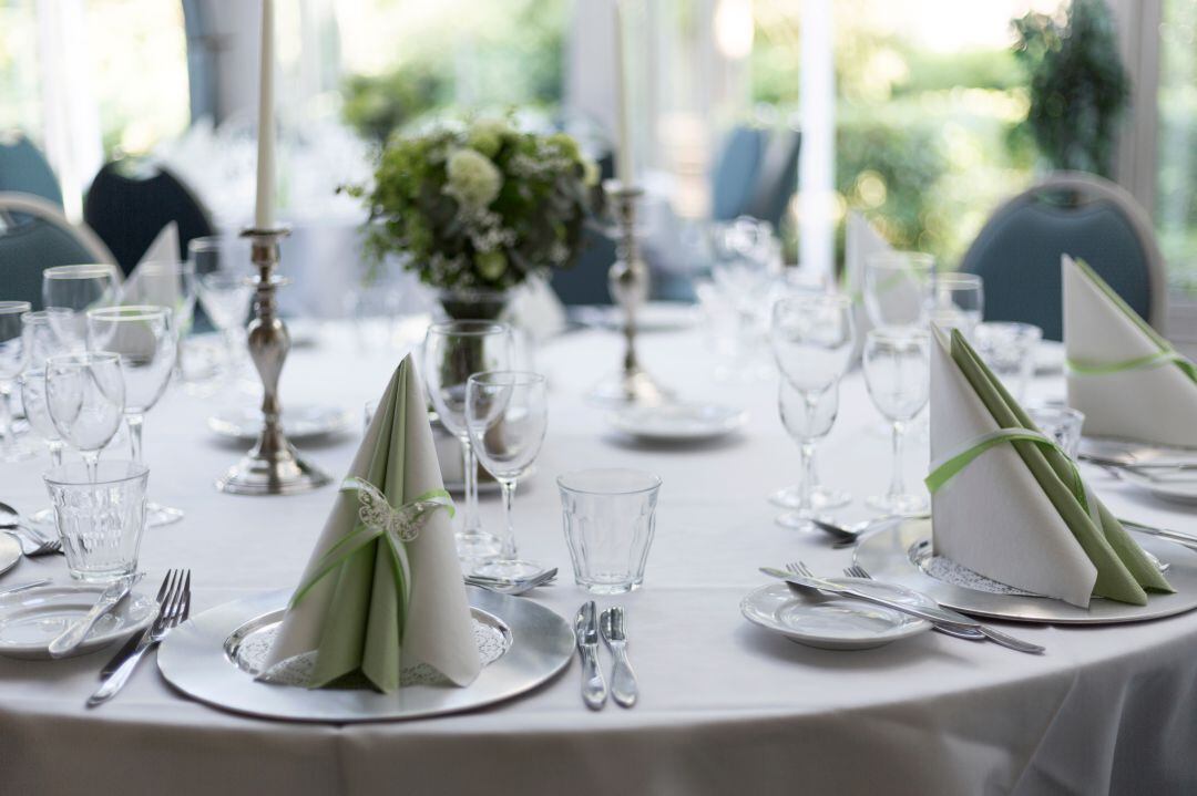 Mesa de un restaurante durante una boda