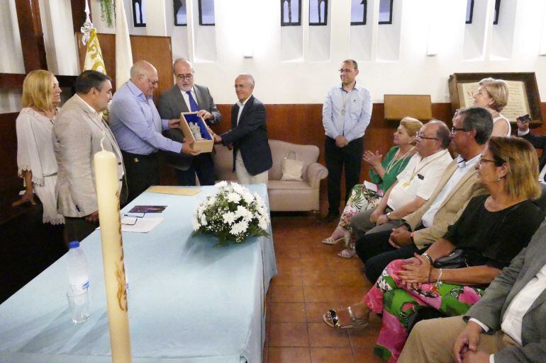 Sergio González Otal, Juan Carlos Narváez y Joaquín Guirval recibieron la 'Palma Solidaria'.