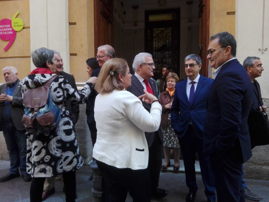 El candidato socialista a la Alcaldía y director del Teatro Principal, Francesc Sanguino (d), antes de entrar al pleno del Consell Valencià de Cultura, que se ha celebrado en el Instituto Alicantino de Cultura.