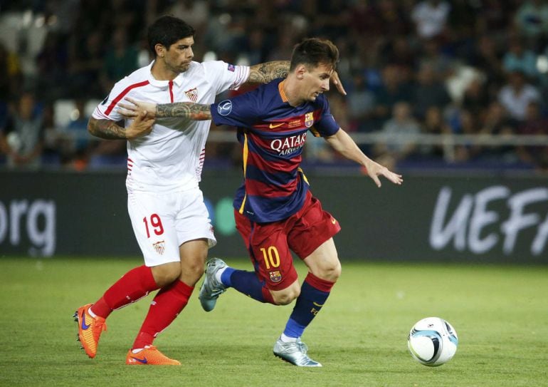 Ever Banega y Leo Messi pugnan por el balón en la final de la Supercopa de Europa 