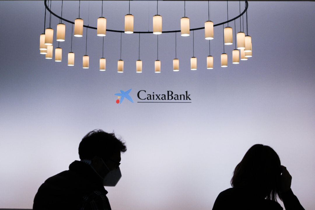 Dos personas a su llegada a una reunión del nuevo Consejo de Administración de CaixaBank, en Valencia.