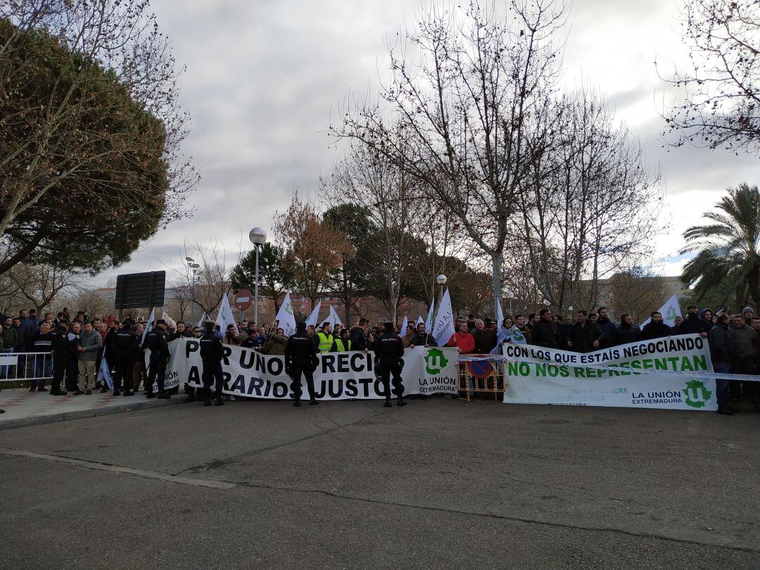 Protestas de los agricultores a las puertas de Feval