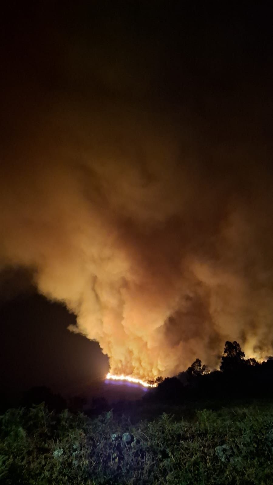 Un nuevo fuego en Avión, parroquia de Nieva, ha calcinado aproximadamente 20 hectáreas