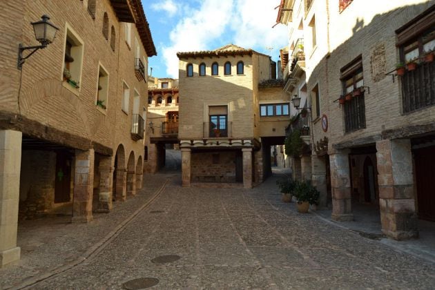 Plaza de Rafael Ayerbe, en Alquézar (Huesca)