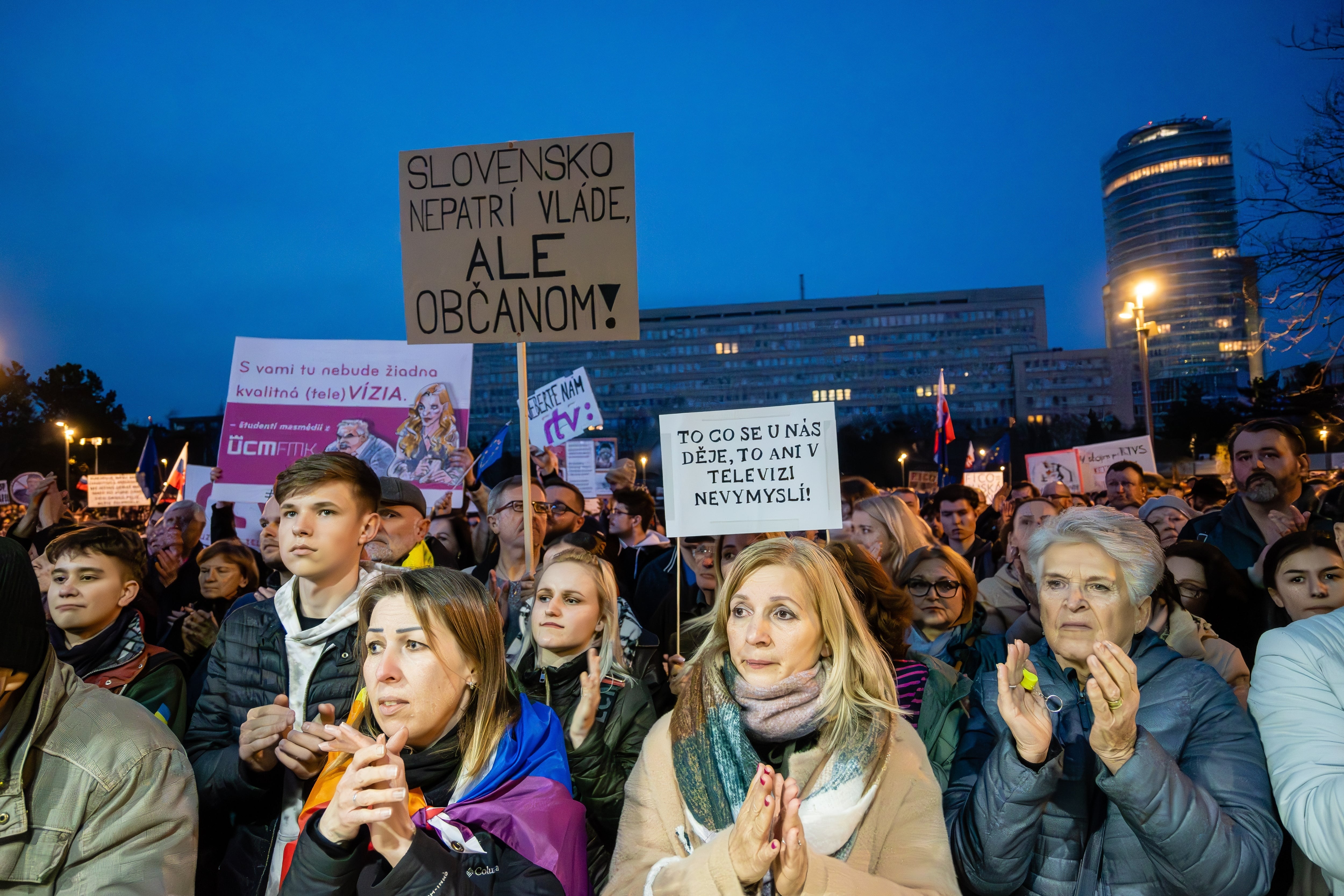 Miles de personas protestan en Bratislava, capital de Eslovaquia, por el cierre del ente público