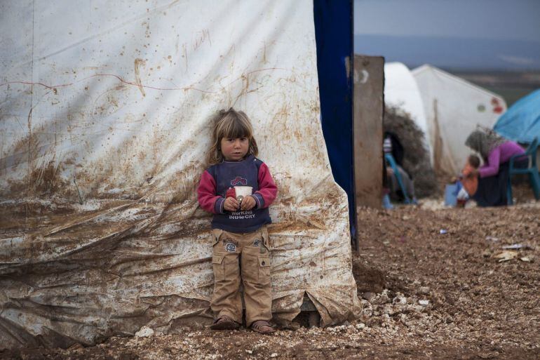 Un niño en un campamento de refugiados sirios cerca de Líbano