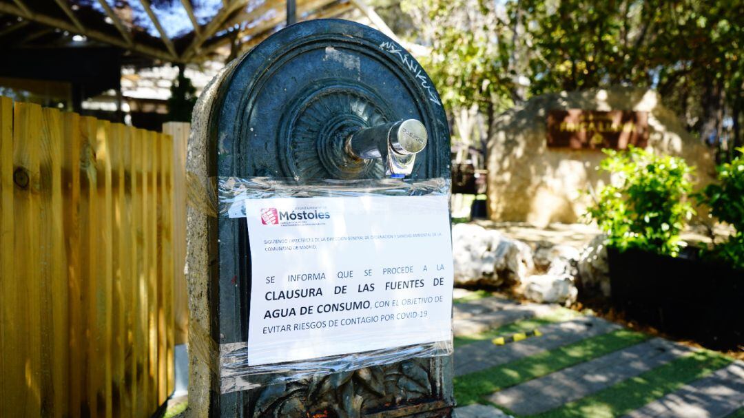 Fuente de agua potable precintada en Móstoles