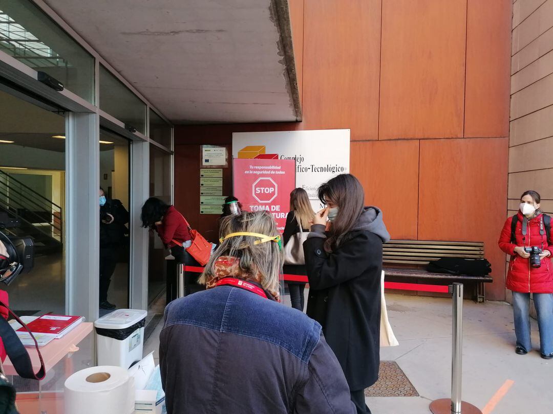 Alumnos accediendo a la Universidad de La Rioja