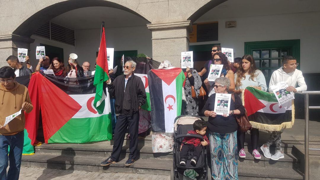 Los concentrados exhibieron banderas saharauis y fotos del activista devuelto a Marruecos.