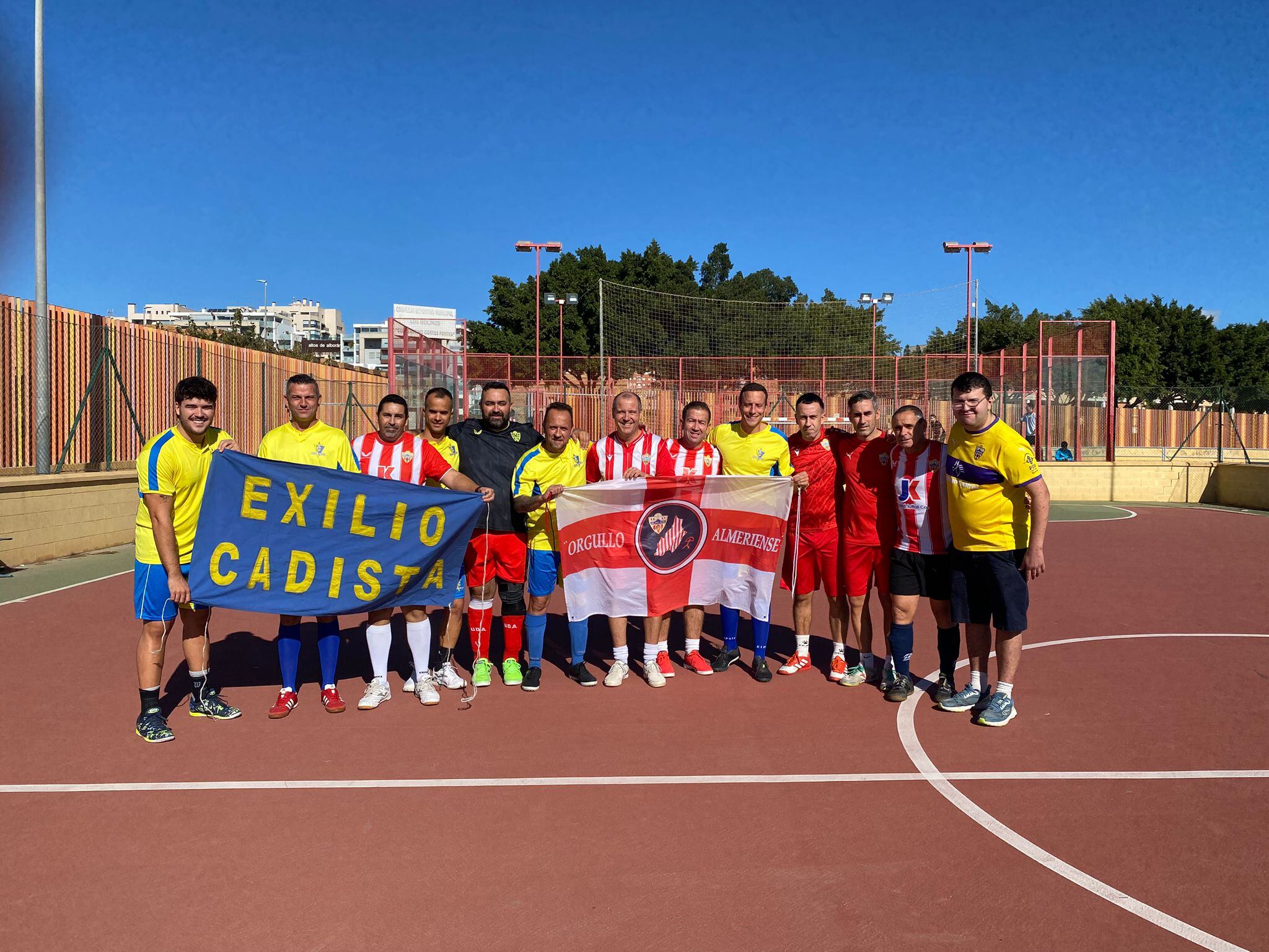 Foto de familia de las peñas hermanadas.