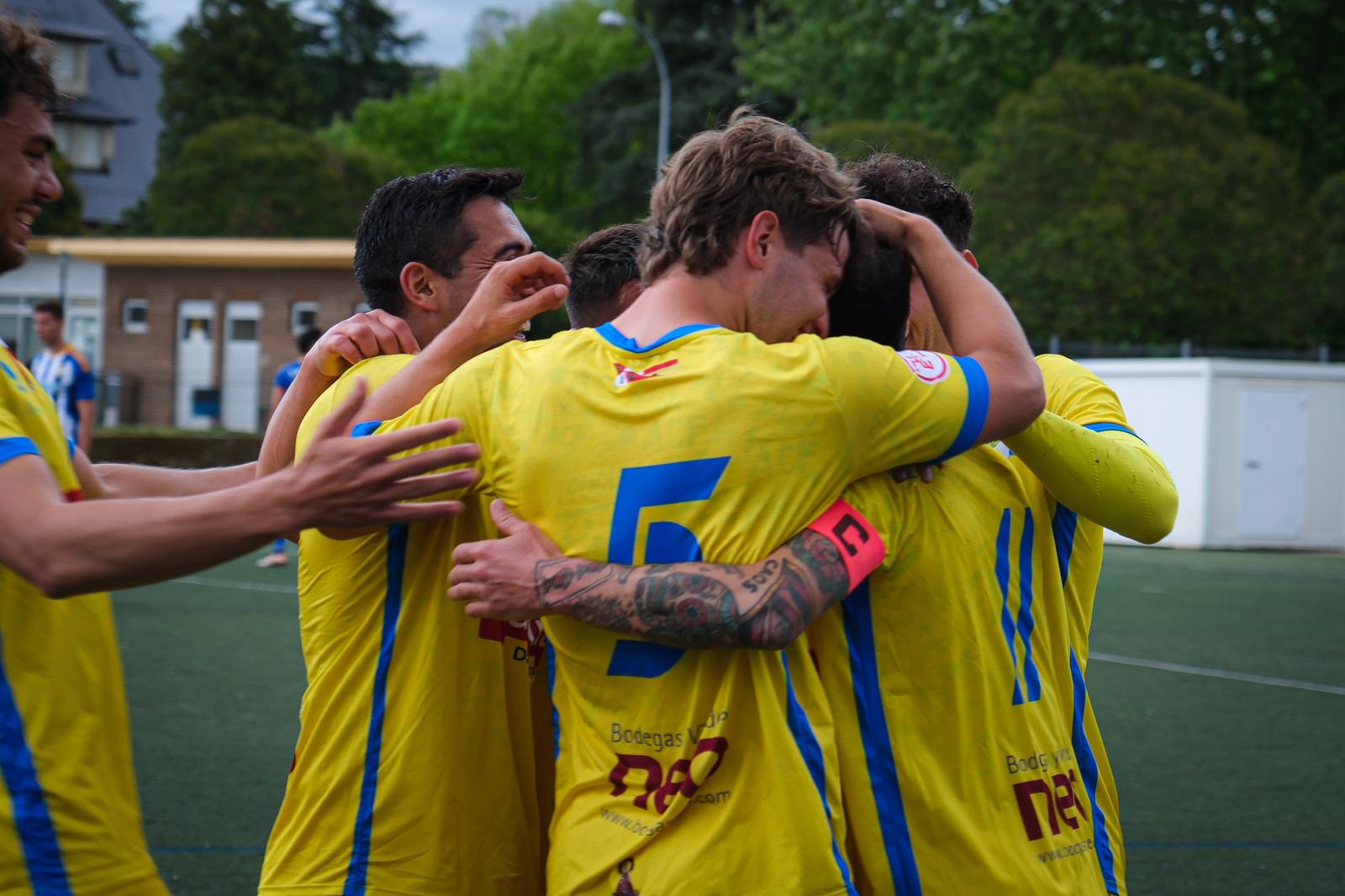 La plantilla de la Arandina celebra el golazo de Zazu logrado en la primera mitad