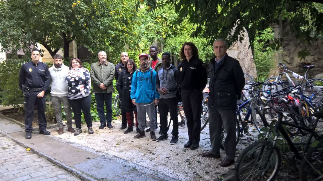 Representantes policiales y sociales, junto al comisario durante la entrega 