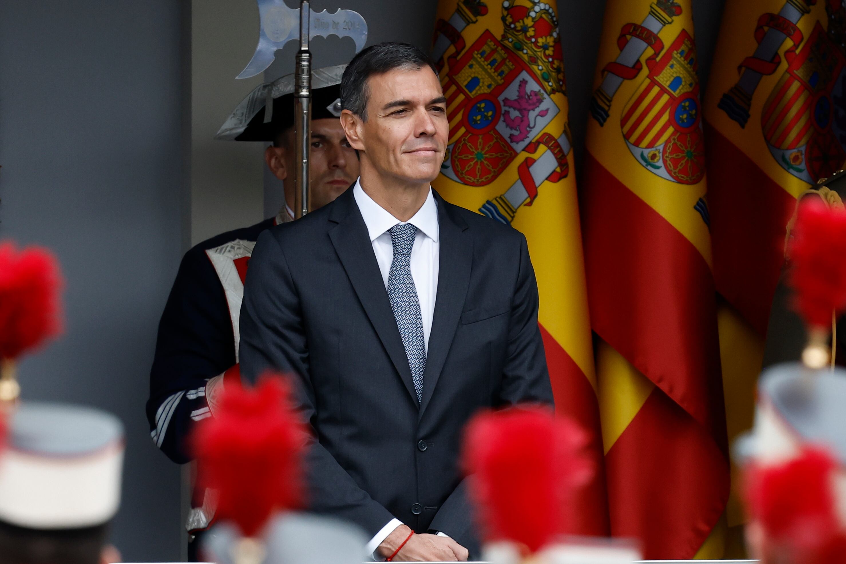 El presidente del Gobierno, Pedro Sánchez, durante el desfile de las Fuerzas Armadas con motivo de la Fiesta Nacional este domingo en Madrid.